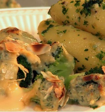 Kaassaus met groente en aardappels