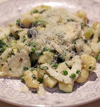 Italiaanse venkelschotel met gnocchi