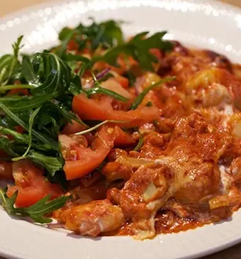 Gnocchi-ovenschotel met tomatensalade