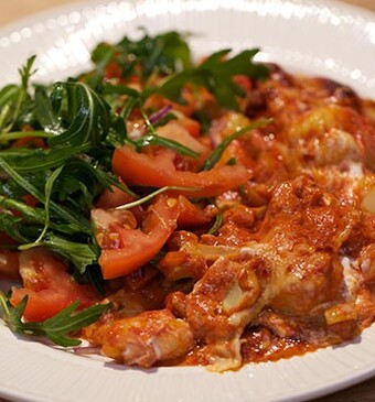 Gnocchi-ovenschotel met tomatensalade