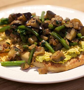 Indiase pizza’s met gekruide aubergines