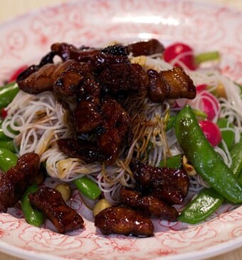 Aziatische spekreepjes met mihoensalade