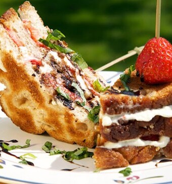 Zoete aardbeiensandwich