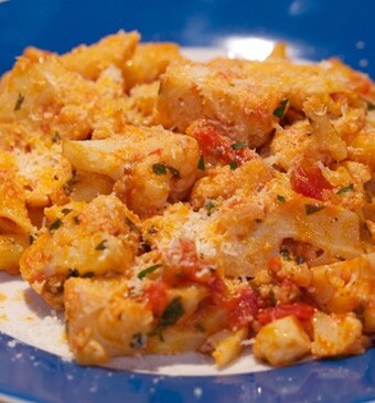 Penne rigate met bloemkool en tomaten