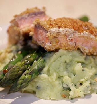 Zalm in amandelen met basilicumpuree