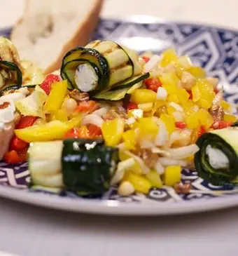 Arabische salade met courgetterolletjes
