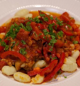 Pörkölt met rode paprika