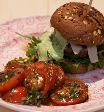 Hamburgers met basilicummayonaise