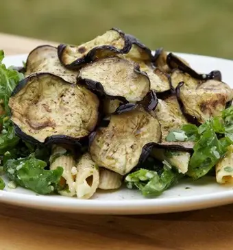 Gegrilde aubergine pastasalade