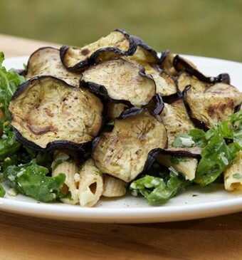 Gegrilde aubergine pastasalade