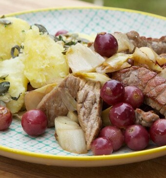 Blauwe druiven roerbakschotel