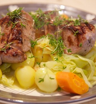 Gegrilde varkenshaas met gestoofde spitskool