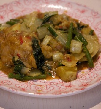 Stofoe botoe paksoi (gestoofde kipbraadsticks met paksoi)