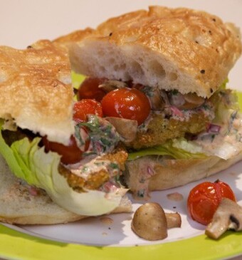 Quinoaburger met spicy yoghurtsaus