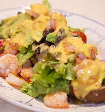 Salade met grote garnalen en mangodressing