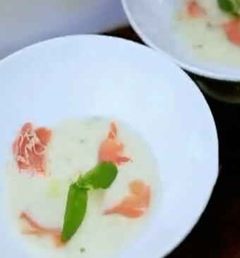 Witte wijn-meloensoep