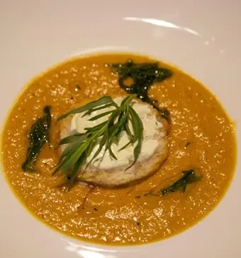 Mango-wortelsoep met crouton en dragonroomkaas
