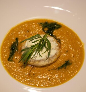 Mango-wortelsoep met crouton en dragonroomkaas