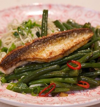 Rode poon met gestoofde sperziebonen