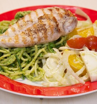 Spaghetti met kipfilet en hazelnoten-rucolapesto