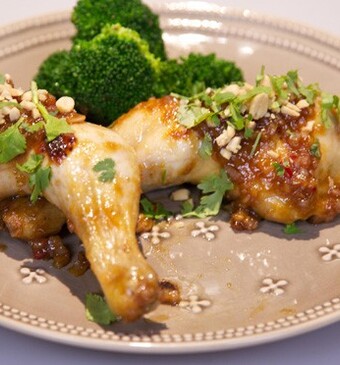 Krokante kip van de Antillen met zelfgemaakte pindakaas