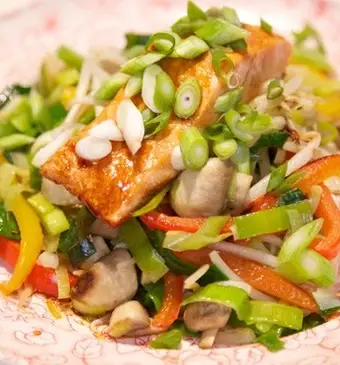 Oosterse zalm met wokgroente