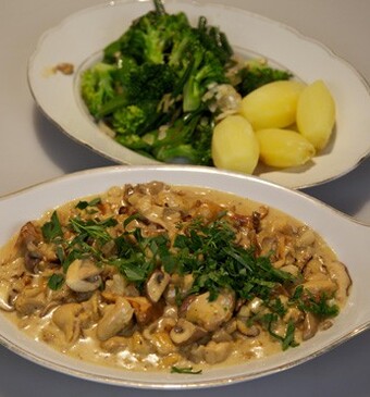 Kip in witte wijn-roomsaus met groentegarnituur