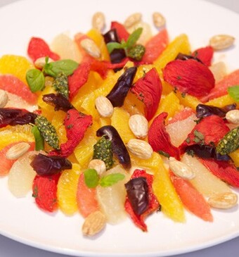 Citrus en dadels met muntpesto en zoetgemarineerde tomaatjes