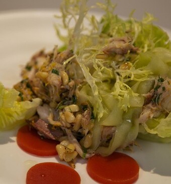 Salade van gerookte makreel, komkommerlinten en paprikagelei