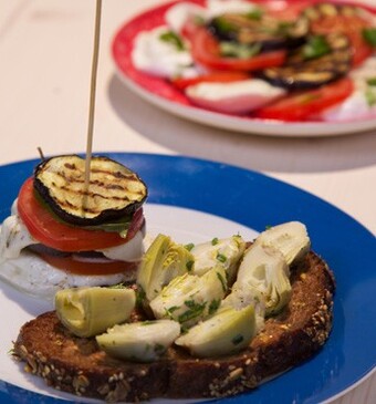 Auberginetorentjes met tomatenbrood