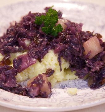 Stamppot gestoofde rode kool met blauwe kaas en peer