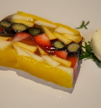 Rozen-fruitaspic met dragon-crème fraîche