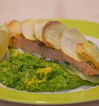 Zalm in een aardappelkorst met doperwtenpuree