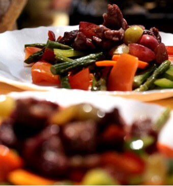 Varkensribbetjes met druiven en gebakken groente