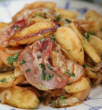 Gebakken appel met spek en ui