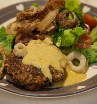 Krokante uienringen met kaasburgers