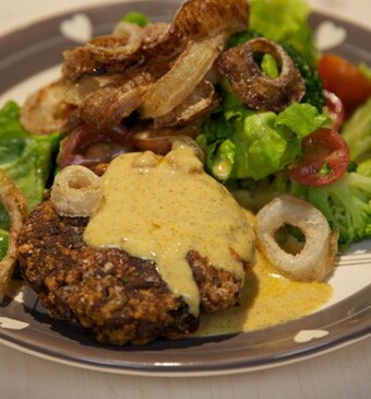 Krokante uienringen met kaasburgers