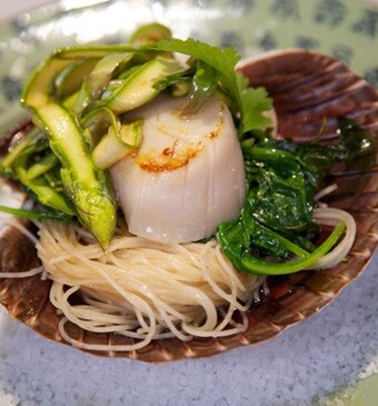 Sechuancoquilles met gemarineerde groene asperges