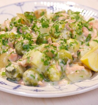 Romige gruyère-spruitenpot met gerookte zalm