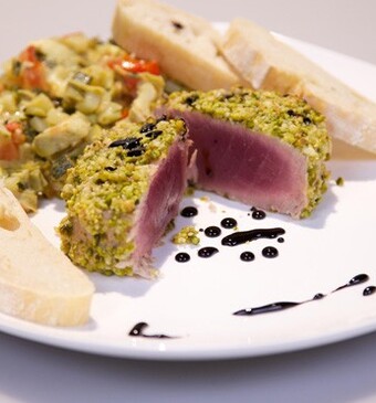 Tonno al pistacchio con carciofi a spezzatino (met pistache gepaneerde tonijn en gestoofde artisjokken)