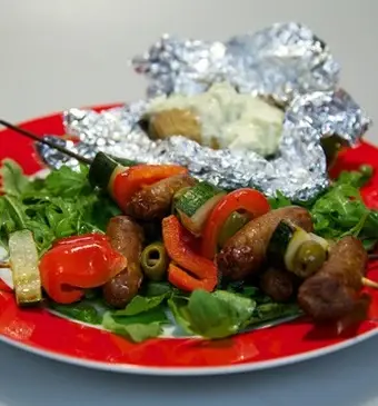 Chipolata-olijvenspiesjes met gepofte aardappel