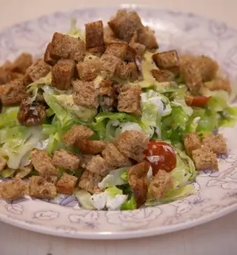 Spitskoolsalade met geitenkaas