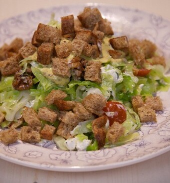 Spitskoolsalade met geitenkaas