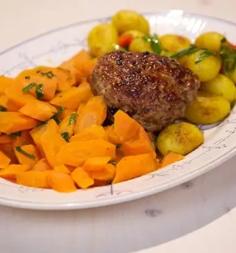 Gestoofde bospeen met platte gehaktballen