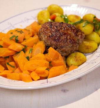 Gestoofde bospeen met platte gehaktballen