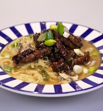 Oosterse noedelsoep met sesam-spekreepjes