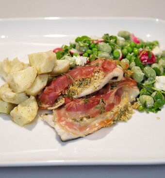 Forelfilet met amandelkruim, gemarineerde artisjokharten en groene salade