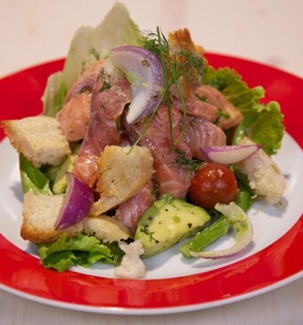 Zalmceviche met avocado-tomatensalade