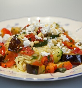 Spaghetti met geitenkaas en groene kruiden