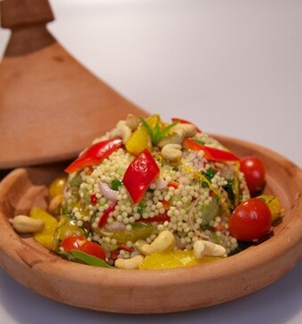 Parelcouscoussalade met sinaasappel-muntdressing